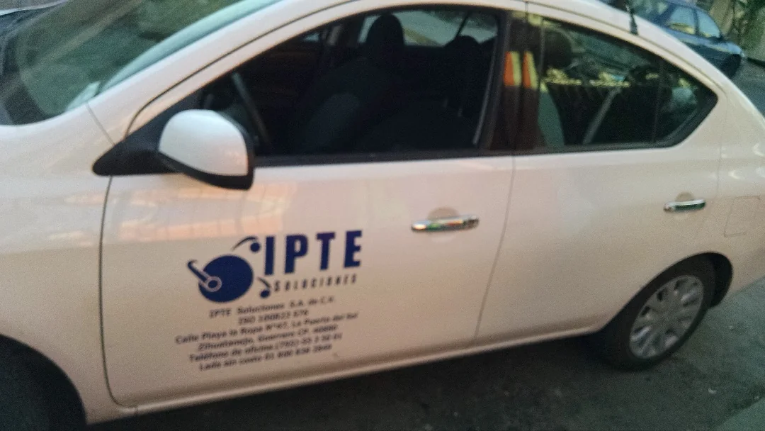 Identidad visual de IPTE en un vehículo en 2015